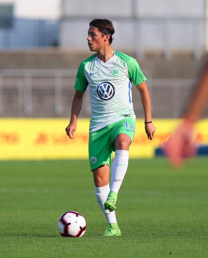 Adrian Goransch, número 18, con el balón, con la camiseta juvenil verde y blanca del VfL Wolfsburg