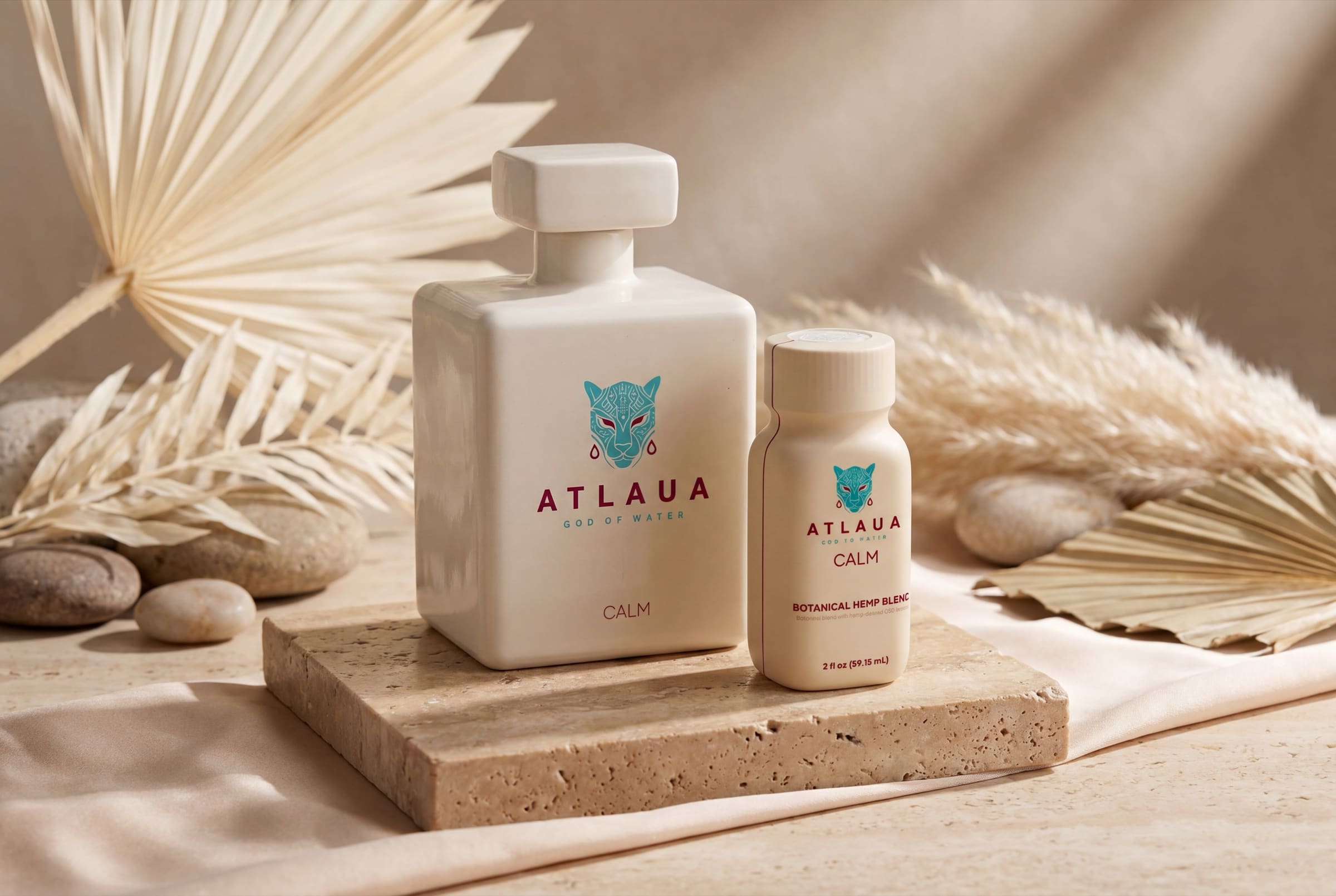 Botella de cerámica de ATLAUA CALM y un shot de 2 oz sobre travertino con hojas de palma secas